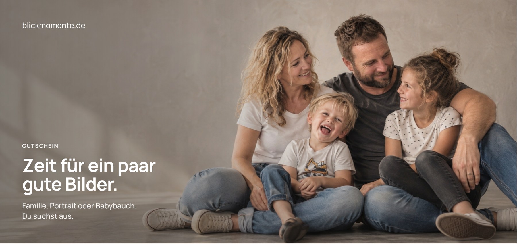 Gutschein von Blickmomente: lachende Familie mit zwei Kindern sitzt vor grauem Hintergrund auf dem Boden, daneben der Text „Zeit für ein paar gute Bilder. Familie, Portrait oder Babybauch. Du suchst aus.“